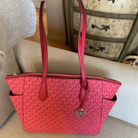Michael Kors Rasberry Large tote Bag - Picture 2 of 8